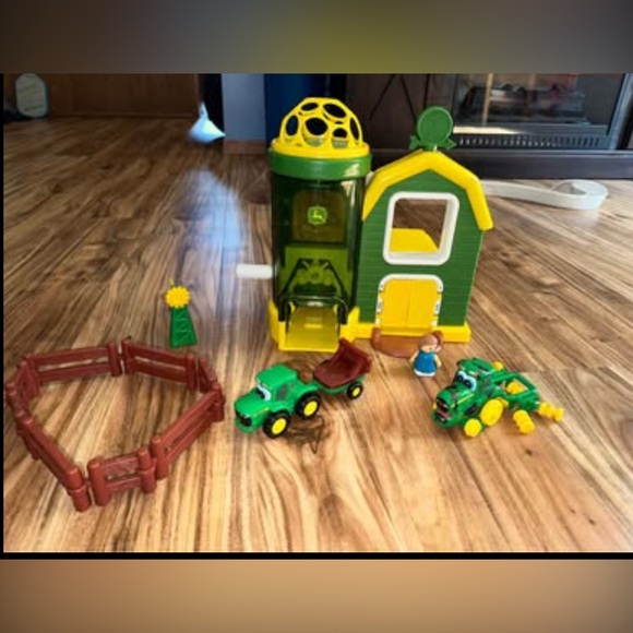 My First John Deere tractor farming set barn tractor - Picture 1 of 4